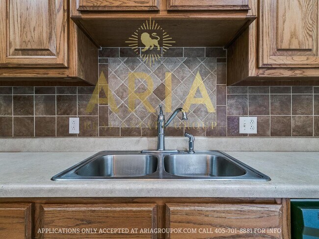 Building Photo - *611-613 Welston Cr.
