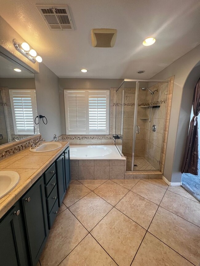 Building Photo - Spacious 4-Bedroom Mountains Edge Home with Downstairs Suite, Balcony & Covered Patio