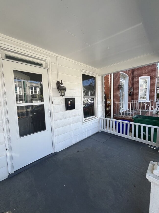 Building Photo - 236 E King St