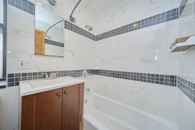 Building Photo - 3 bedroom in New York NY 10040