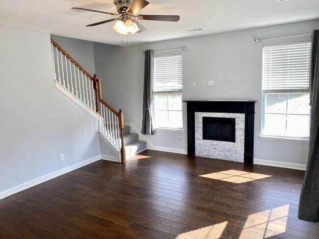 Building Photo - Great Location!! - 3 bedroom 2.5 bath home
