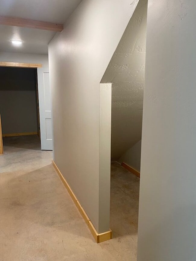 Building Photo - Newer Build - Immaculate 4-5 bed 3.5 Bath Townhouse