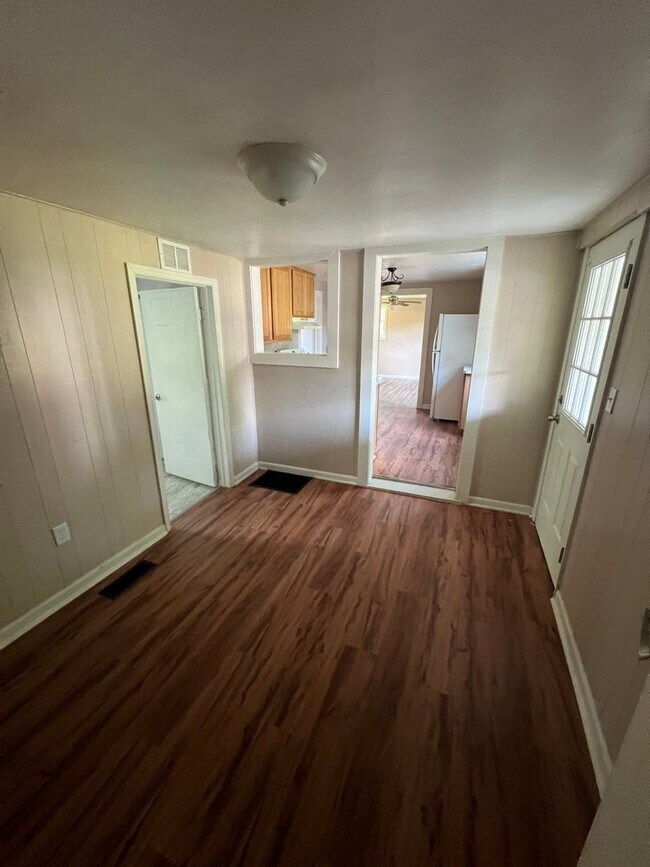 Building Photo - Cozy Cottage