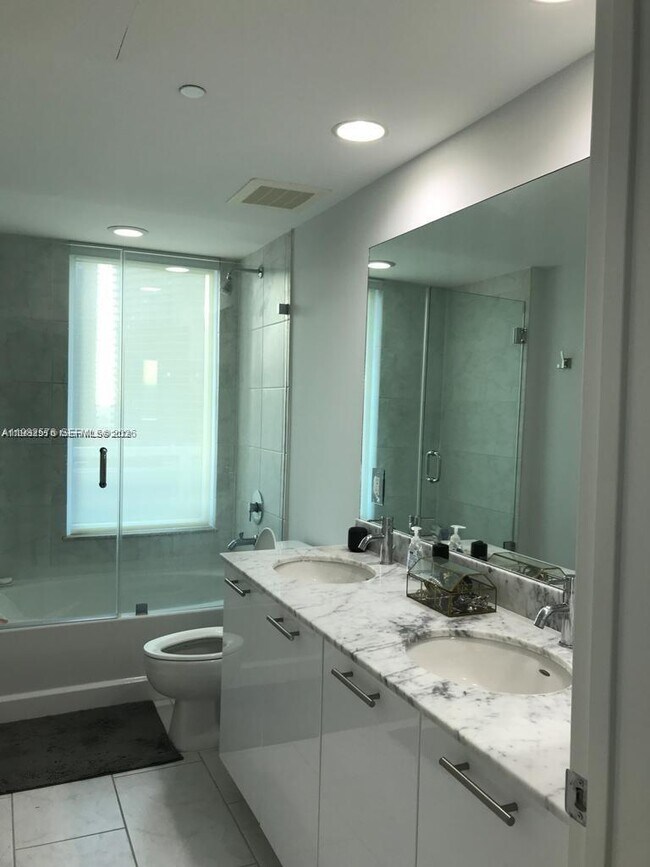 Building Photo - 950 Brickell Bay Dr