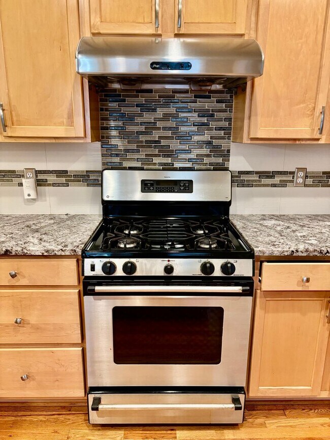 Building Photo - 4 Bed / 2.5 Bath Kirkland single family ho...