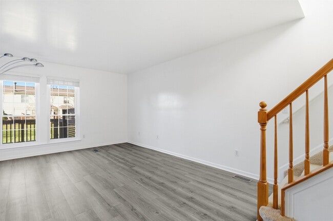 Building Photo - 3084 Village Cir