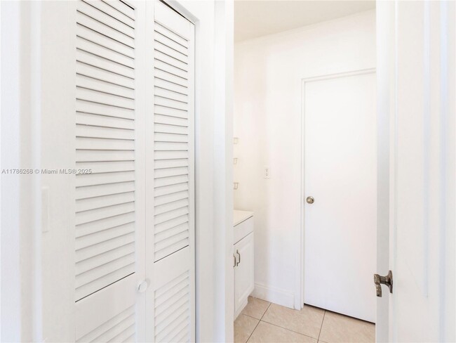 Building Photo - 2899 Collins Ave