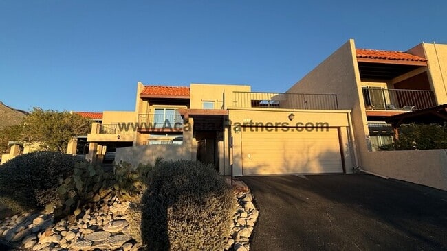 Building Photo - Three Bedroom Townhome