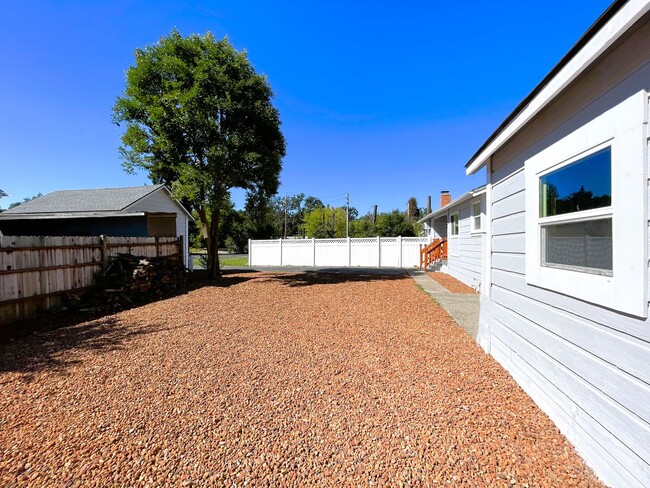 Building Photo - 5250 Whispering Creek Dr