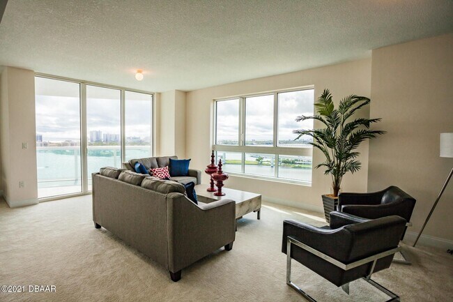 Building Photo - 231 Riverside Dr