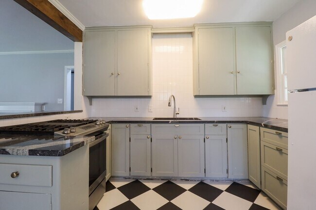 Building Photo - 3 Bed | 1 Bath | Mid Town | $1400