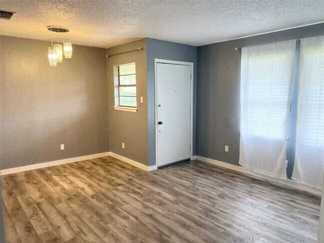 Building Photo - 411 Elaine St