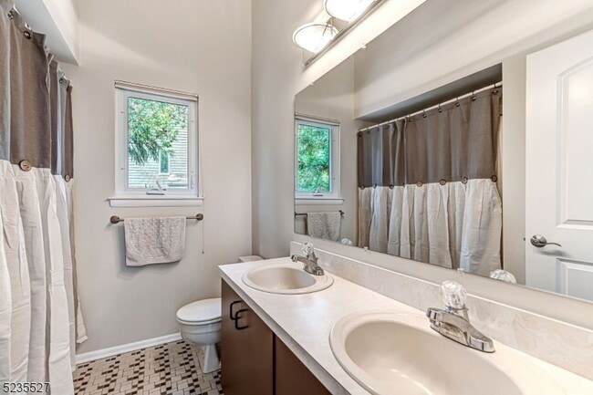 Building Photo - 33 Highmount Ave