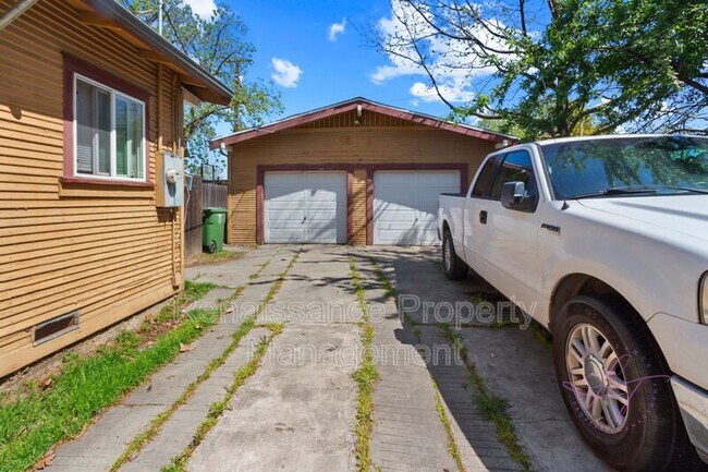 Building Photo - 1026 Windeler Ave