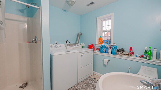 Building Photo - 76 Hickory Hill Dr