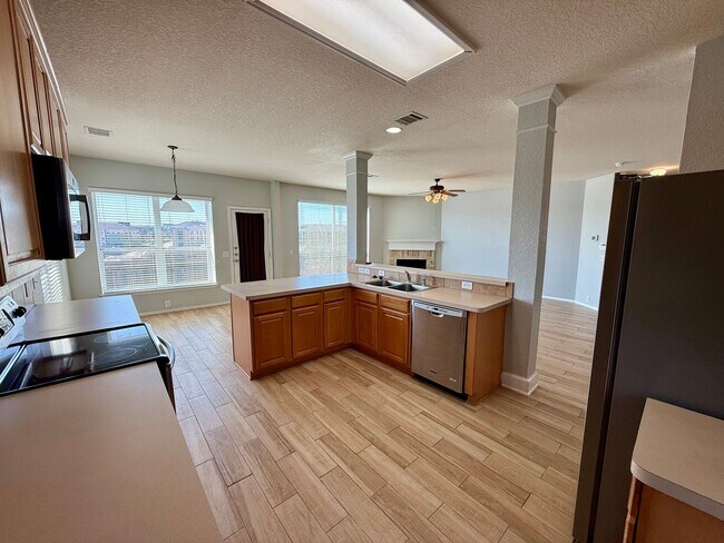 Building Photo - 5 bedroom, 3 bathroom home off TPC Parkway!