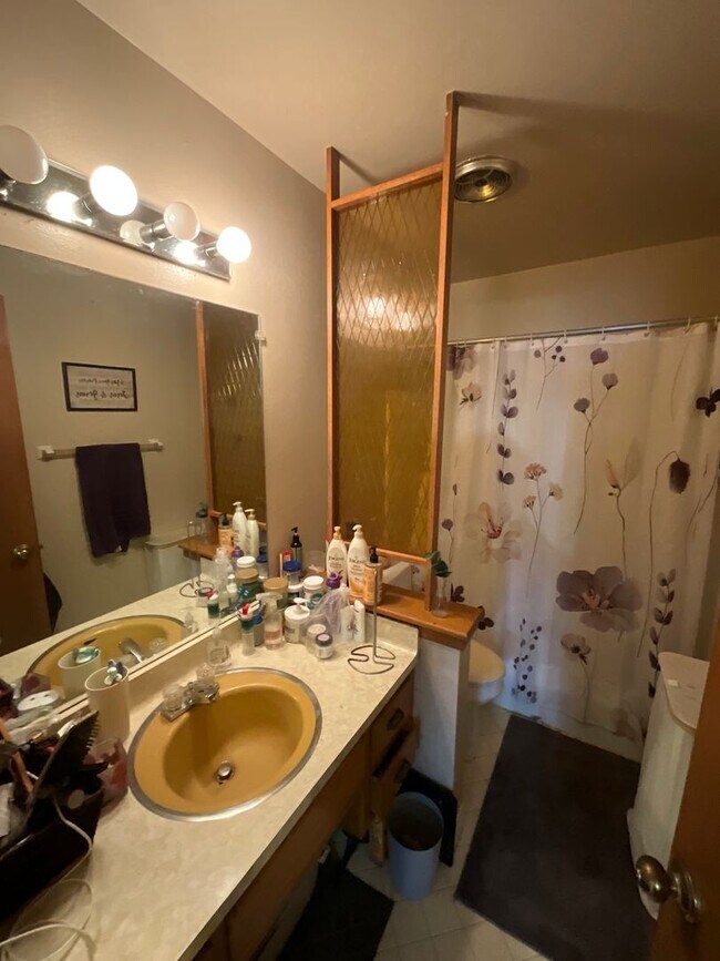 Building Photo - 3850 S 75th St