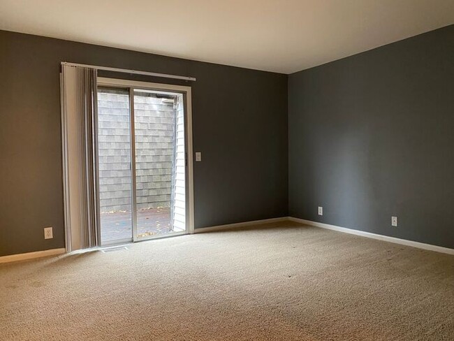 Building Photo - Large 2 Bed 2.5 Bath Apt in Green Hills - ...