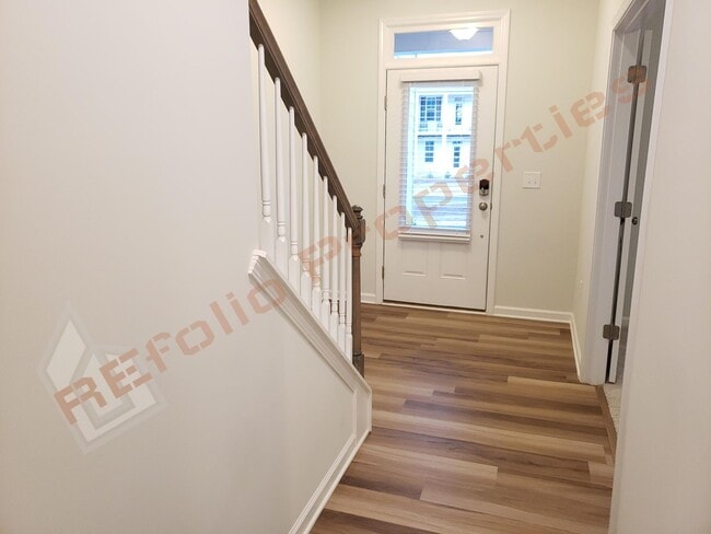 Building Photo - Luxury 3 Story 4 BD/3.5 Bath Townhome @ Sm...