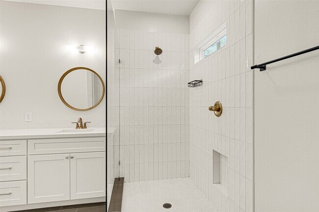 Building Photo - 1405 E 33rd St