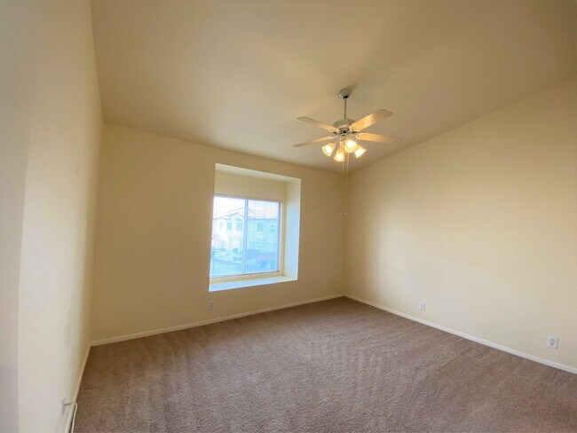 Building Photo - 2 BEDROOM 2 BATH IN NORTHWEST DOUBLE GATED GOLF COURSE COMMUNITY!