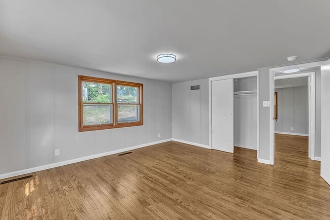 Building Photo - Renovated 4BR Home – Modern Finishes, Off-Street Parking