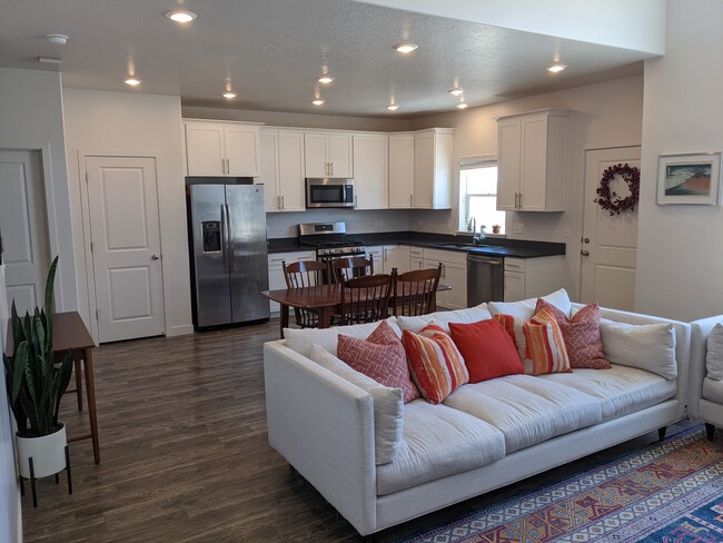 White shaker countertops, generous-sized pantry,quartz countertops, and gas range - 4312 E Grassland Way