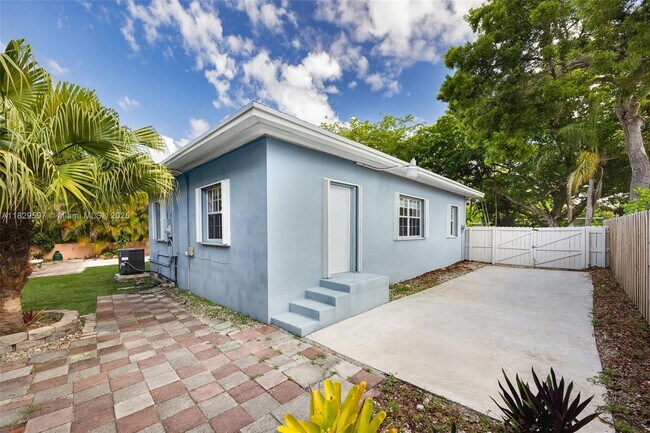 Building Photo - 5960 SW 46th Terrace