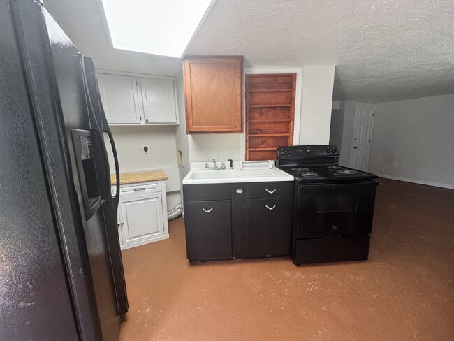 Building Photo - Efficiency 1 Bedroom Apartment in Chicopee Village – Utilities Included!