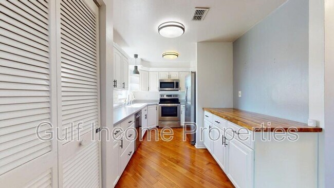 Building Photo - 354 5th St Ct E