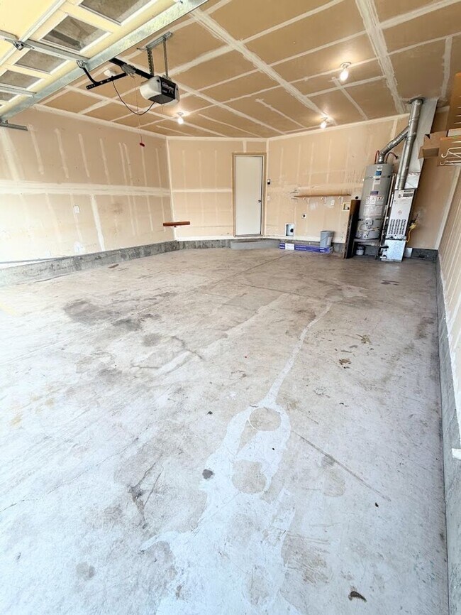 Building Photo - Fontana Duplexes