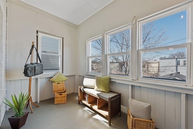 Building Photo - 2434 N Avers Ave