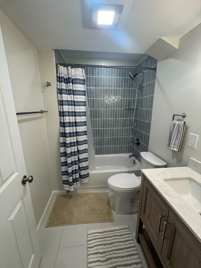 Building Photo - 2094 Fieldcrest Dr