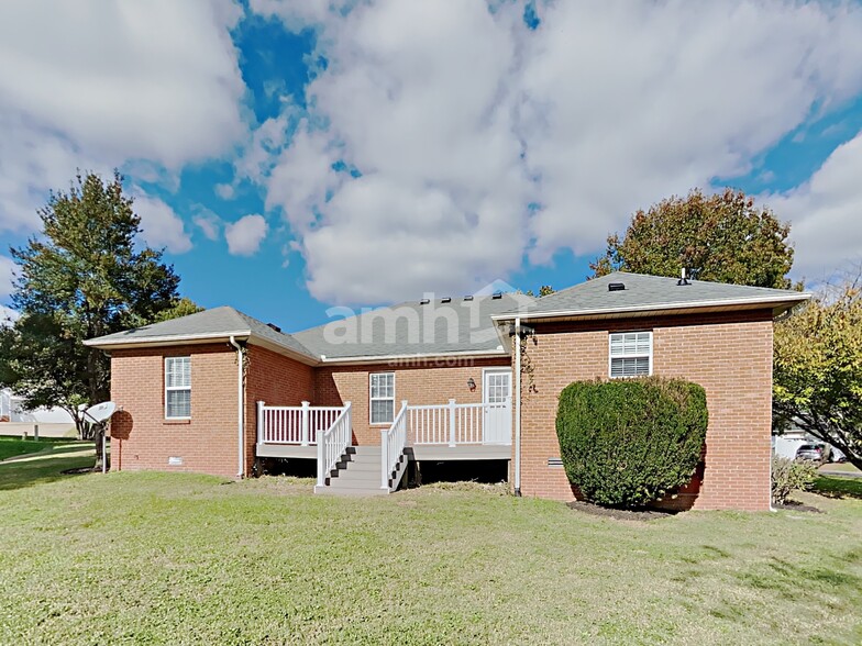 Building Photo - 561 Deer Path