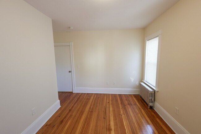 Building Photo - 32 Robinson St