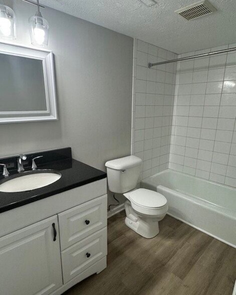 Building Photo - 4360 Inner Circle Dr