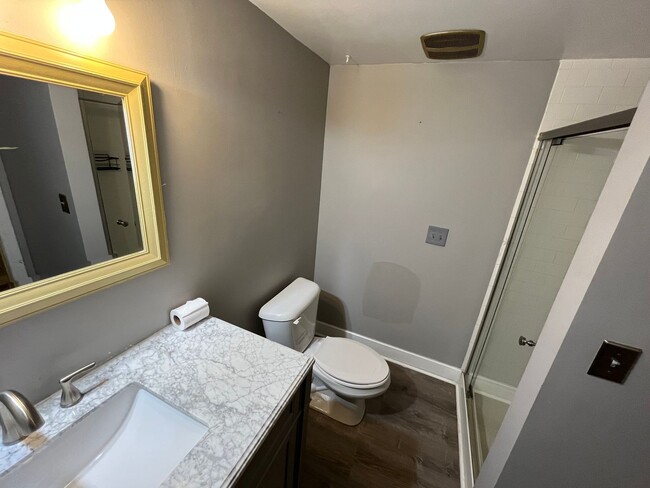 Building Photo - Stylish 2 bedroom 2 full bathroom near The...