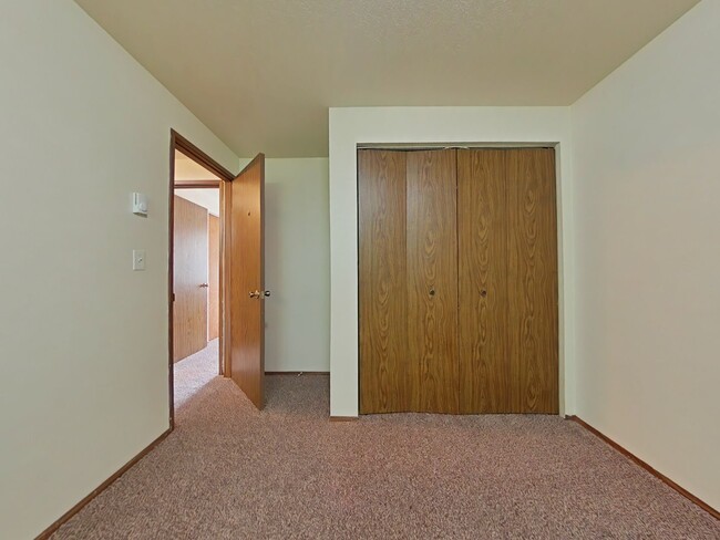 Building Photo - 2 Bedroom Duplex ~ Centrally Located
