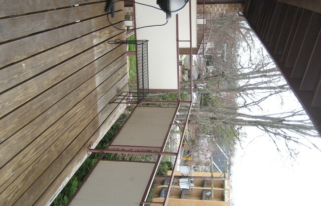 Building Photo - 214 Locust St SE