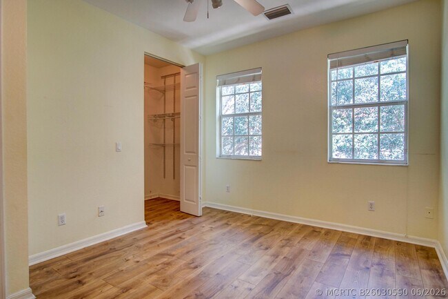 Building Photo - 1020 E Longport Cir