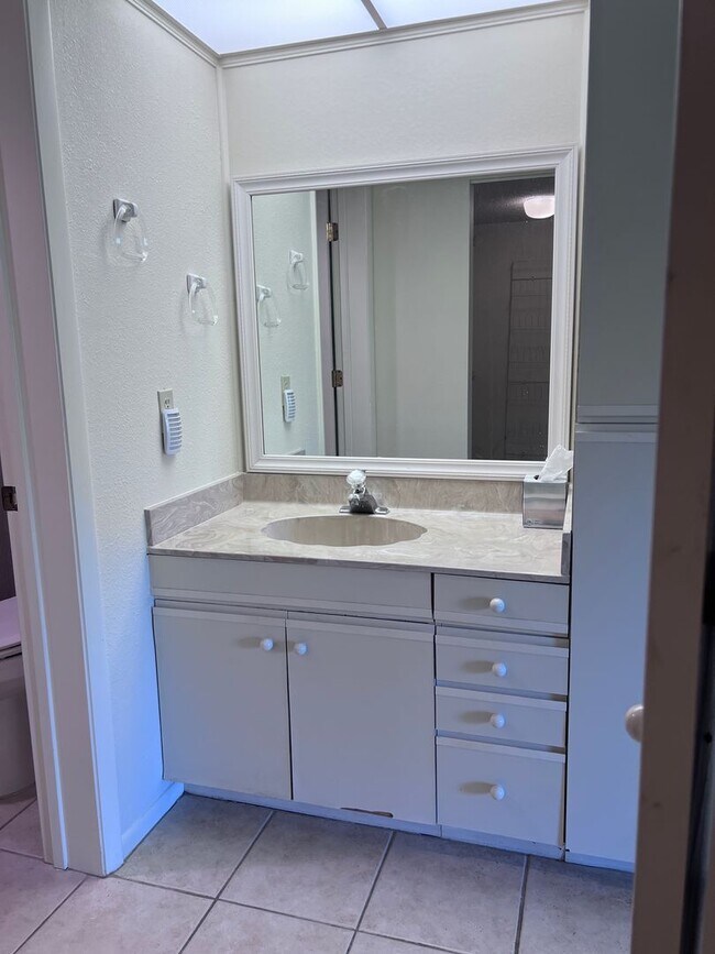 Building Photo - New Listing!