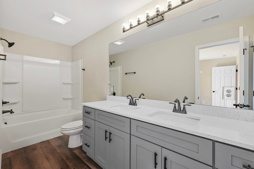 Jack and Jill Bath - 86 Maury St