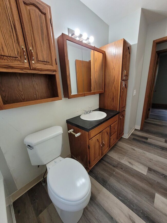 Building Photo - Move In Special! 4 Bedroom 1.5 Bath house!