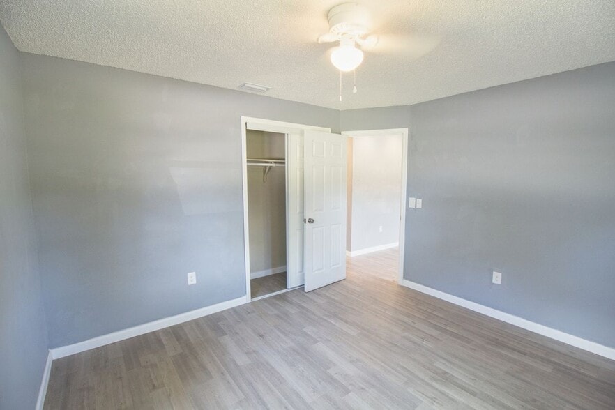 Building Photo - 7138 Oakwood Dr