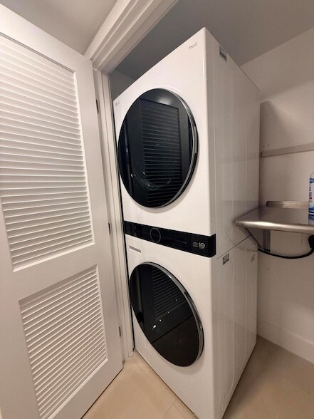 Building Photo - 111 SE 1st Ave