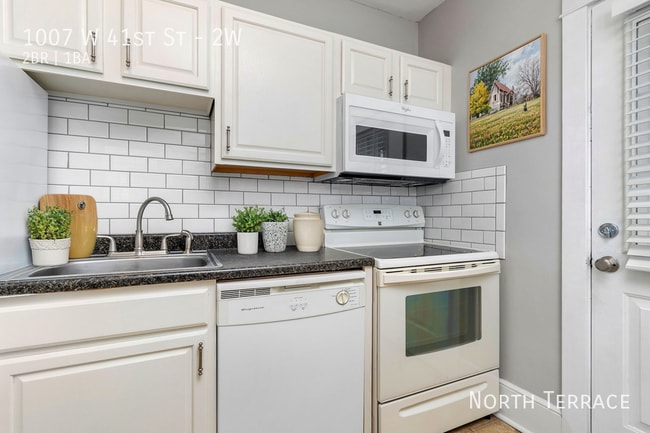 Building Photo - 1007 W 41st St