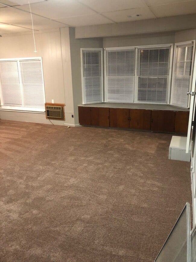 Building Photo - 3 bed/ 1 bath ranch