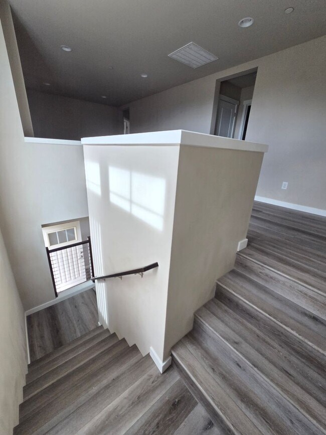 Building Photo - 2524 Jacaranda Ave