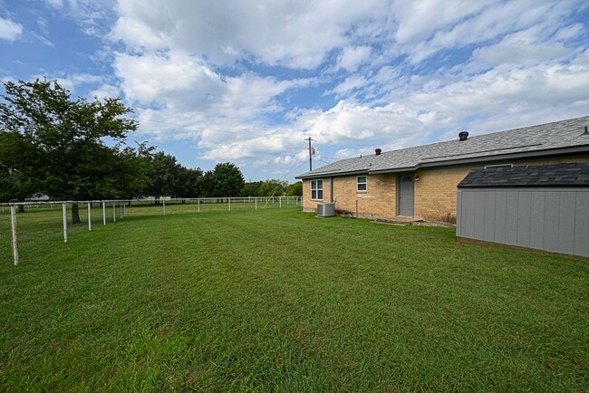 Building Photo - Charming Country Home 2 Bed 1.5 Bath
