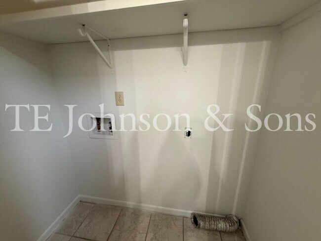Building Photo - Charming 3 Bedroom Home Near Country Club ...